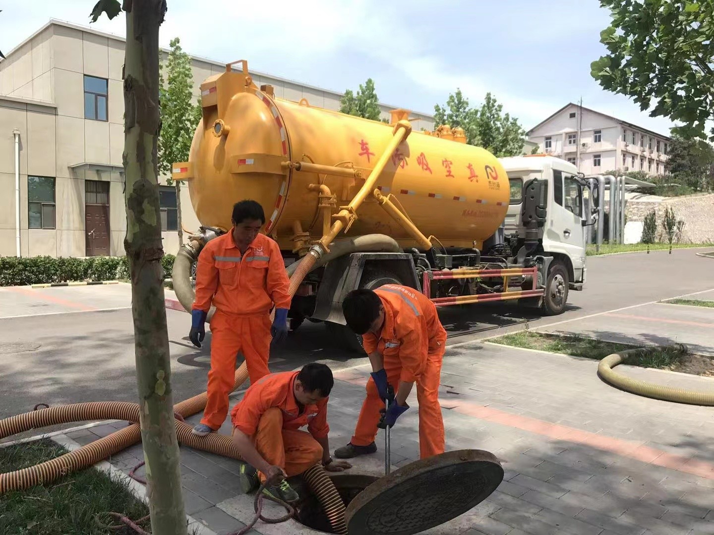 普洱管道疏通车停在窨井附近