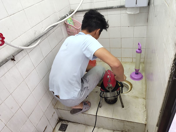 普洱管道堵塞冒臭气 专业师傅现场解决问题