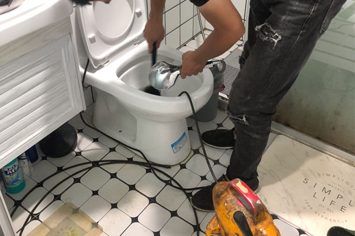 普洱马桶堵塞自己疏通还是找师傅？专业上门服务让你省时更省心